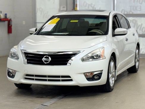 Used 2014 Nissan Altima 2.5 SL w/ Technology Package FWD image 3