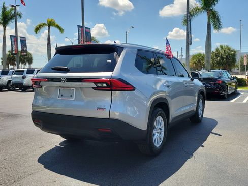 Used 2024 Toyota Grand Highlander XLE FWD image 11