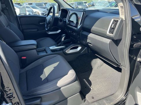 Used 2025 Nissan Frontier SV w/ SV Convenience Package RWD image 25
