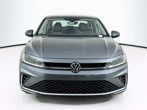 Used 2025 Volkswagen Jetta SE FWD image 2