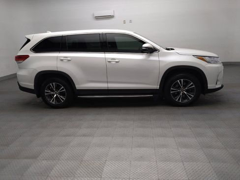 Used 2019 Toyota Highlander Plus FWD image 11