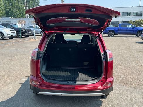 Used 2018 Toyota RAV4 LE AWD/4WD image 9