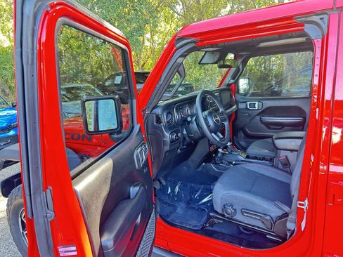 Used 2025 Jeep Wrangler Unlimited Rubicon w/ Convenience Group AWD/4WD image 10