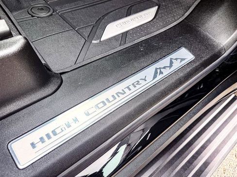 Used 2025 Chevrolet Suburban High Country image 21