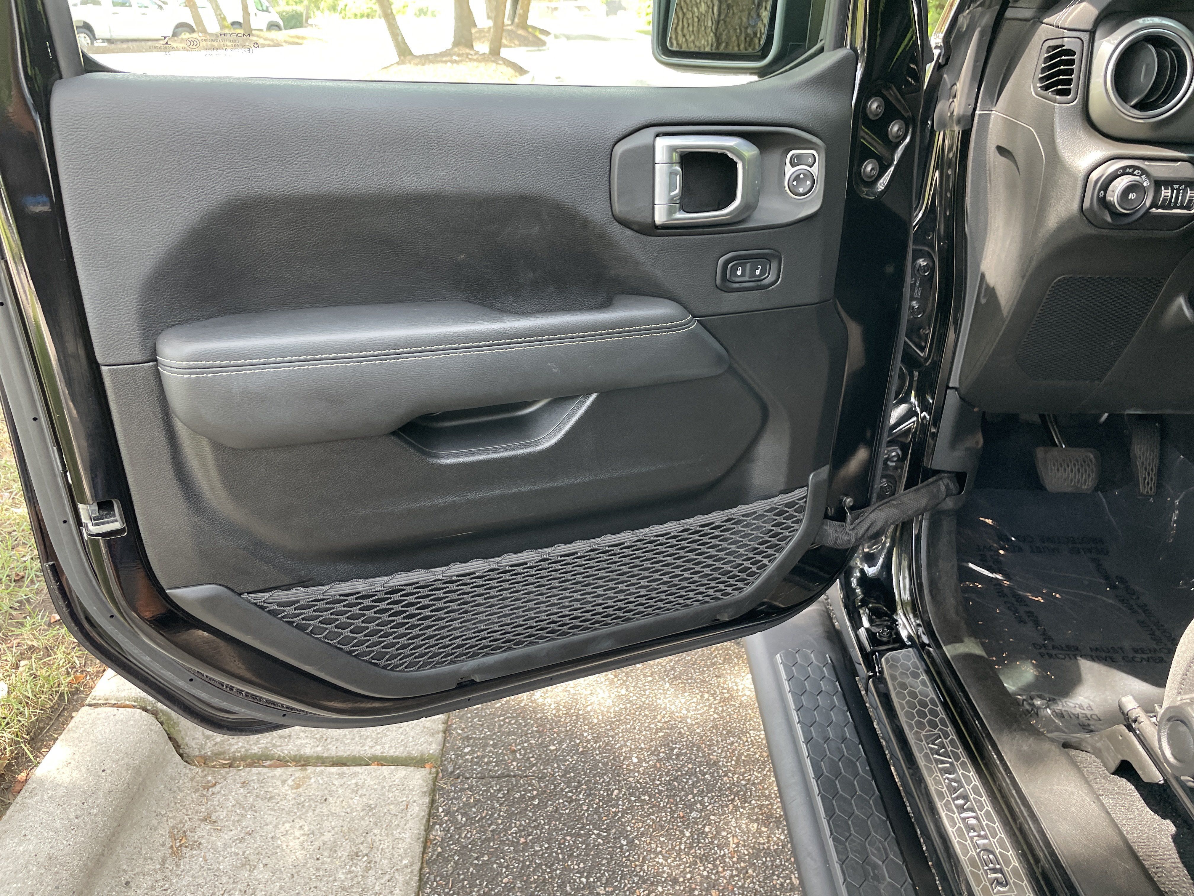 Used 2022 Jeep Wrangler Unlimited Sahara w/ LED Lighting Group AWD/4WD image 13