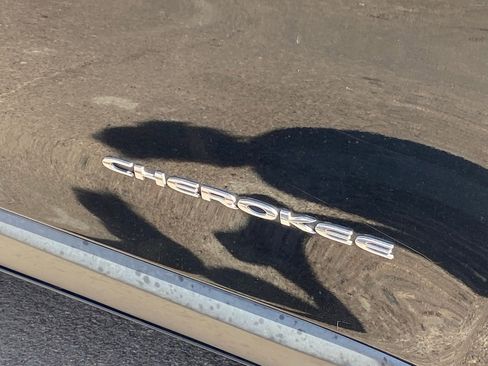 Used 2019 Jeep Cherokee Latitude w/ Popular Appearance Group image 7