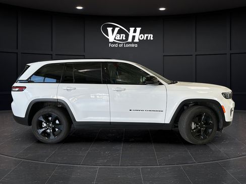 Used 2025 Jeep Grand Cherokee Limited w/ Black Appearance Package AWD/4WD image 8
