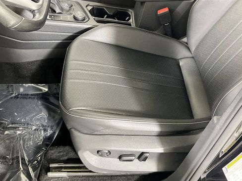 Used 2023 Volkswagen Tiguan SE R-Line image 18