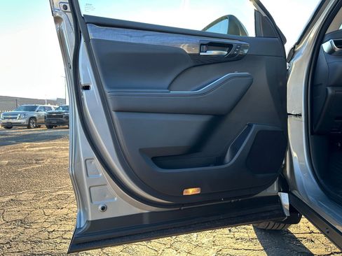 Used 2025 Toyota Highlander Platinum image 16