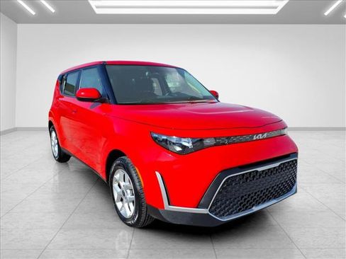 Used 2025 Kia Soul LX w/ LX Technology Package FWD image 2