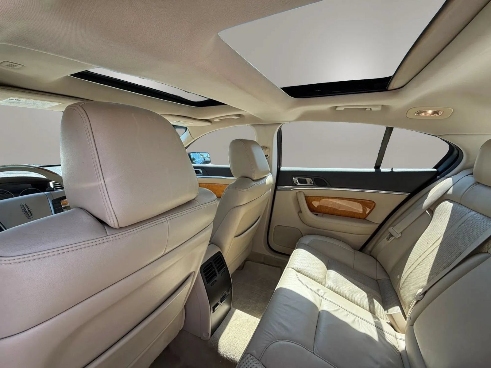Used 2012 Lincoln MKS FWD image 24