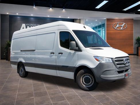 Used 2023 Mercedes-Benz Sprinter 2500 image 3