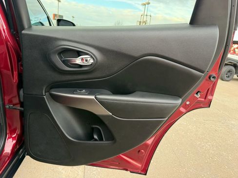 Used 2020 Jeep Cherokee Latitude Plus image 17