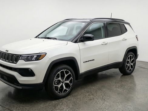 Used 2025 Jeep Compass Limited image 3
