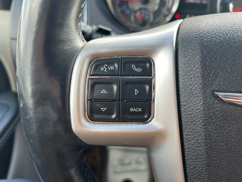 Used 2015 Chrysler Town & Country Touring-L w/ Driver Convenience Group image 18