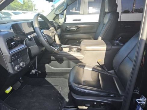 Used 2025 Chevrolet Suburban LS RWD image 6