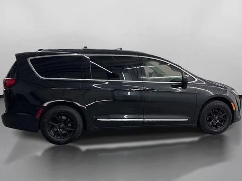 Used 2019 Chrysler Pacifica Touring-L FWD image 11