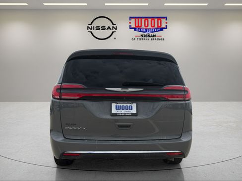 Used 2022 Chrysler Pacifica Touring-L FWD image 2