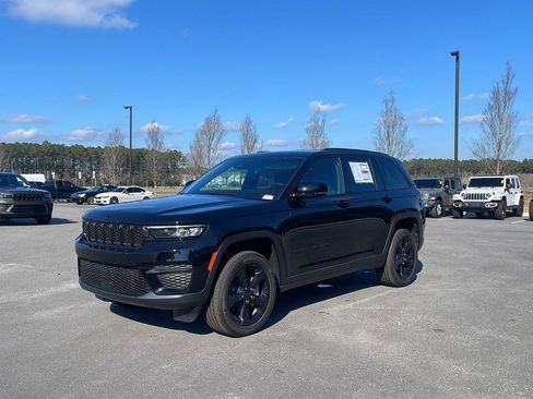 New 2025 Jeep Grand Cherokee Altitude image 3