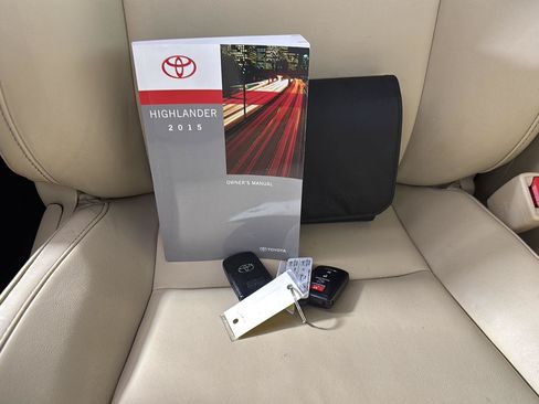 Used 2015 Toyota Highlander XLE AWD/4WD image 25