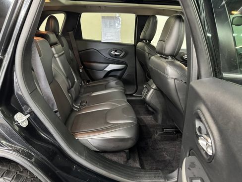 Used 2018 Jeep Cherokee Latitude Plus w/ Comfort/Convenience Group FWD image 28