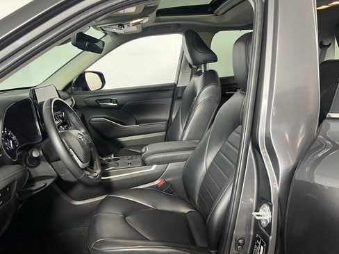 Used 2024 Toyota Highlander XLE image 19