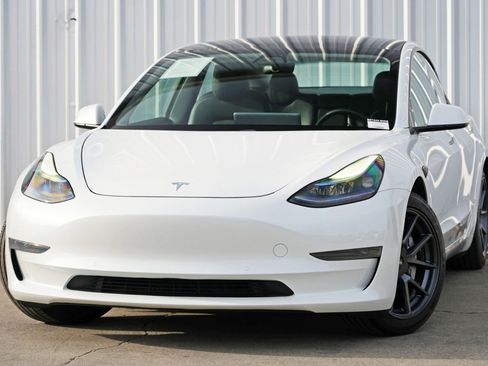 Used 2021 Tesla Model 3 Standard Range Plus image 3