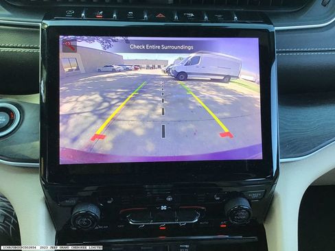 Used 2023 Jeep Grand Cherokee Limited RWD image 15