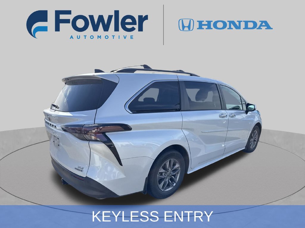 Used 2023 Toyota Sienna XLE FWD image 5