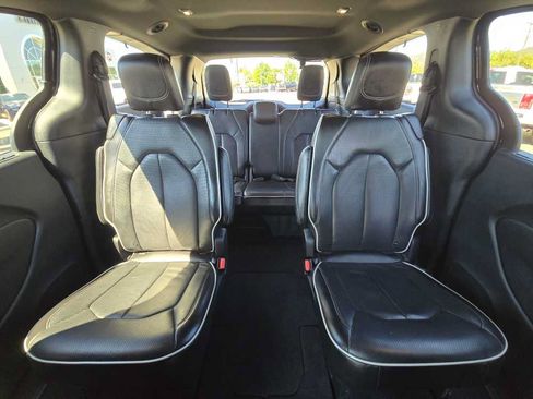 Used 2025 Chrysler Pacifica Limited FWD image 18
