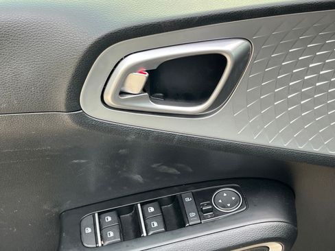 Used 2025 Kia Soul LX w/ LX Technology Package FWD image 21