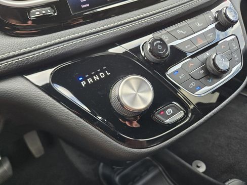 Used 2021 Chrysler Pacifica Touring w/ Uconnect Theater Family Group image 26