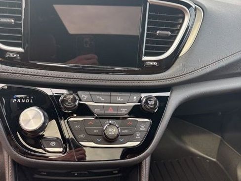 Used 2025 Chrysler Pacifica Pinnacle image 16
