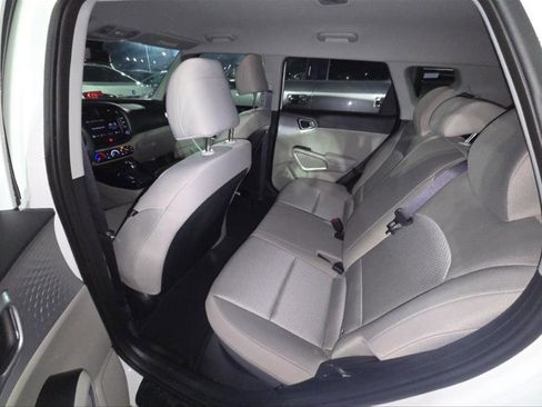 Used 2025 Kia Soul LX w/ LX Technology Package FWD image 7