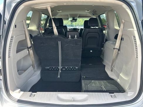 Used 2024 Chrysler Pacifica Touring-L FWD image 19