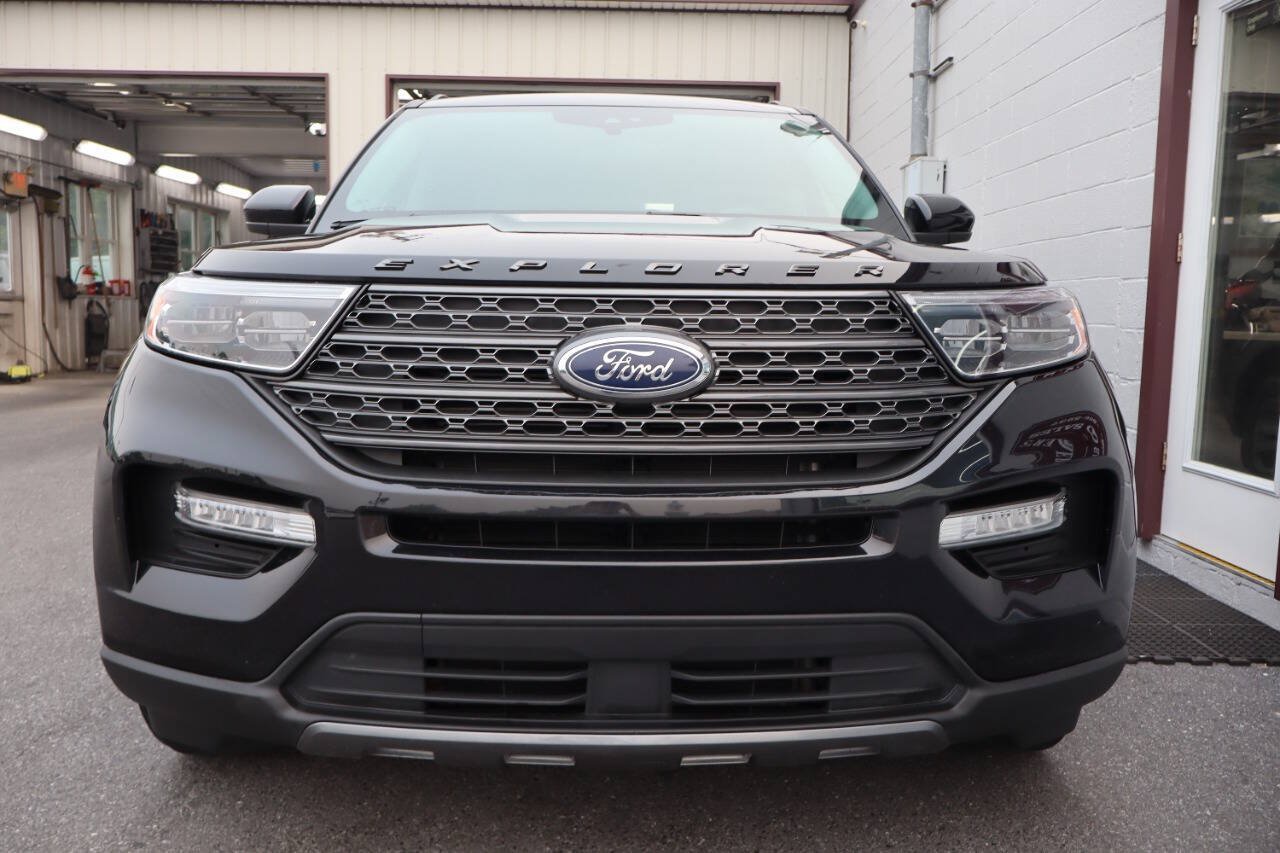 Used 2024 Ford Explorer XLT w/ Equipment Group 202A AWD/4WD image 2