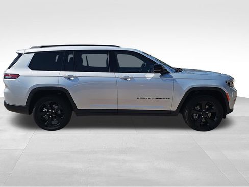 Used 2023 Jeep Grand Cherokee L Laredo image 2