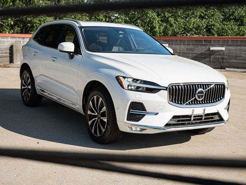 Certified 2023 Volvo XC60 B5 Plus AWD/4WD image 7