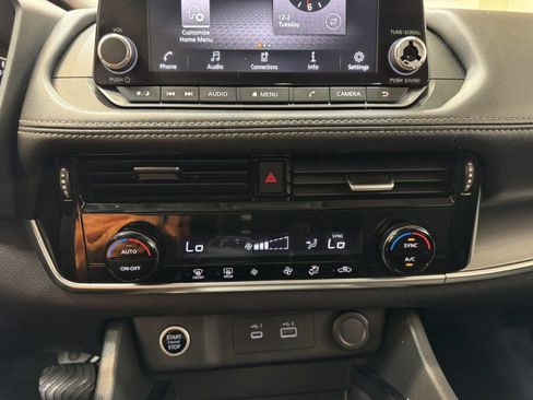 Used 2022 Nissan Rogue SV image 16