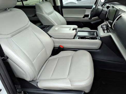 Certified 2025 Ford Expedition Active AWD/4WD image 3