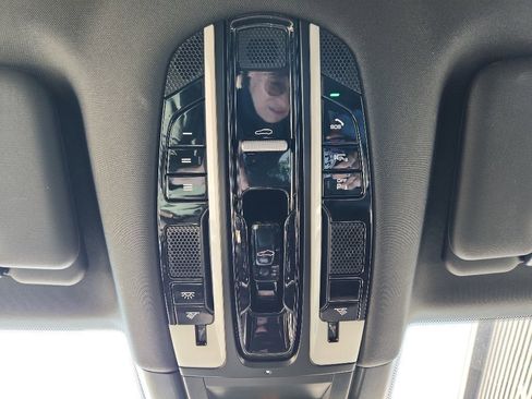 Certified 2023 Porsche Cayenne Platinum Edition image 39