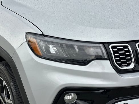 Used 2025 Jeep Compass Limited image 10