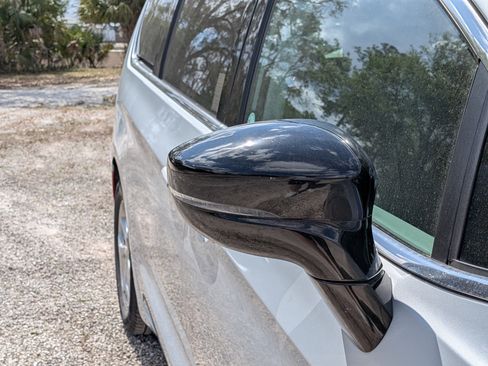 Used 2024 Chrysler Pacifica Limited image 11