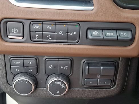 Used 2021 Chevrolet Suburban High Country w/ Premium Package AWD/4WD image 16