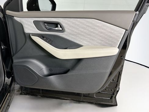 Used 2023 Nissan Rogue SV image 30