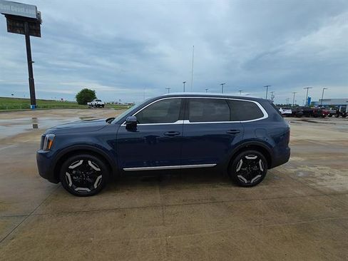 Used 2025 Kia Telluride EX w/ EX Captain's Chair Package AWD/4WD image 3