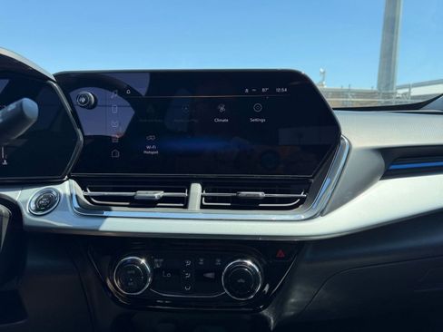 Used 2025 Chevrolet Trax LT image 17