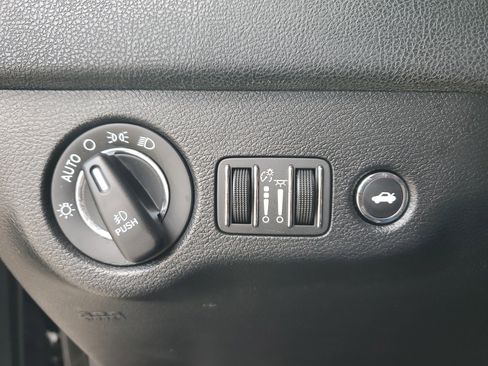 Used 2019 Chrysler 300 Limited image 31