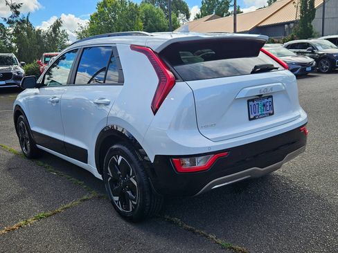 Used 2023 Kia Niro Wind w/ Wind Preserve Package FWD image 3