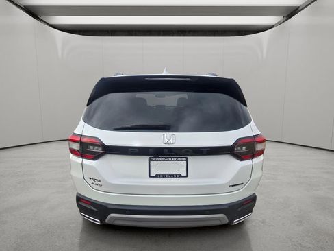 Used 2024 Honda Pilot Touring image 4